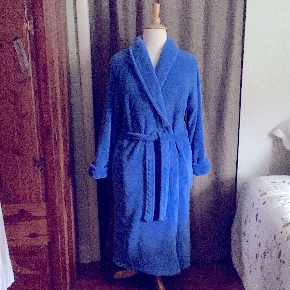 Casual moments blue robe in excellent condition size extra large.